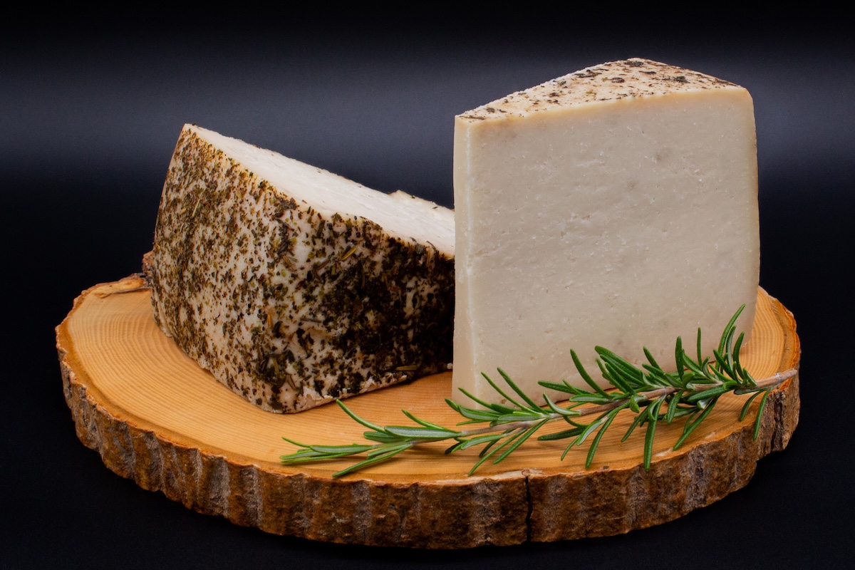 Allgäuer Ziegenheublumenkäse